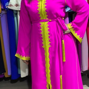 Djellaba moderne confectionnée à la main par un maître artisan